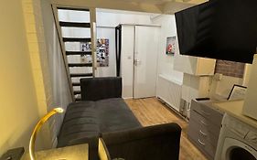 Duplex Studio 3 Minute Drive From Luton Airport